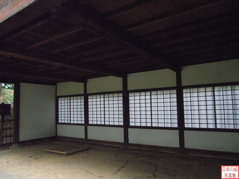 弘前城 与力番所 番所の裏面左側は、背面壁が無い