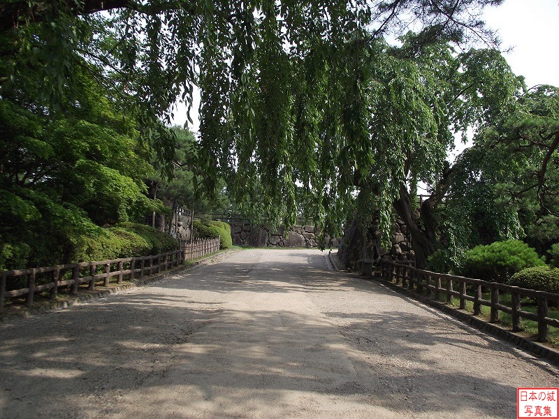 弘前城 下乗橋 下乗橋を渡ったところ。右折すると天守へ至る。