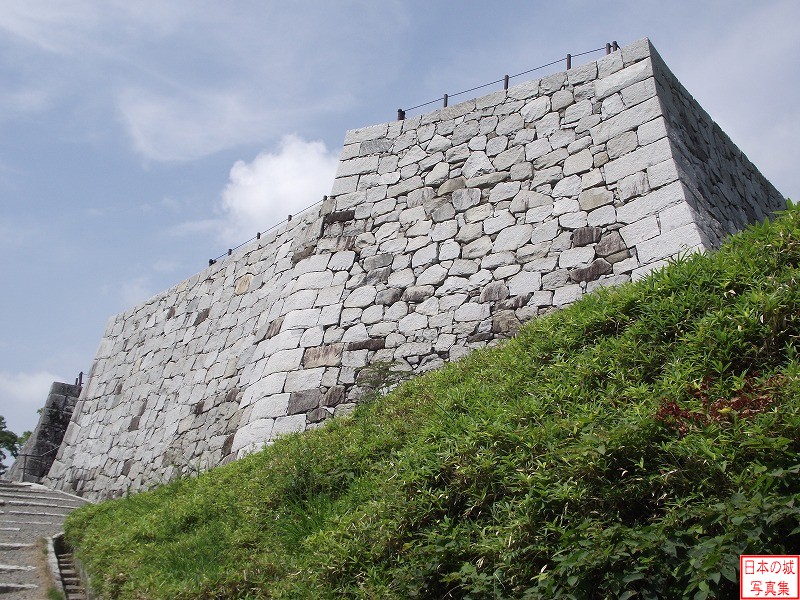 二本松城 本丸 本丸石垣。平成七年に復元された。