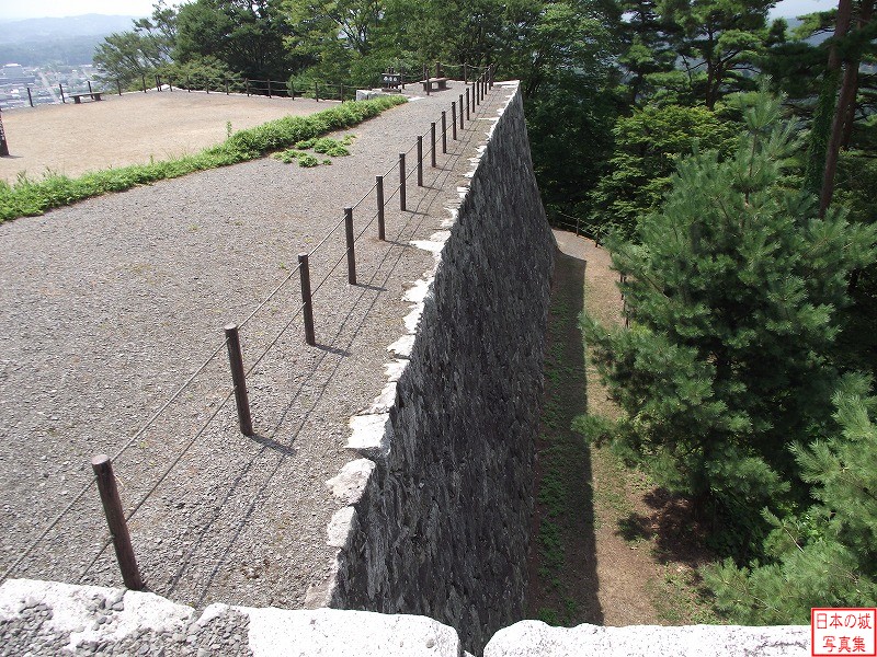 二本松城 本丸 天守台から西櫓台方向を見る
