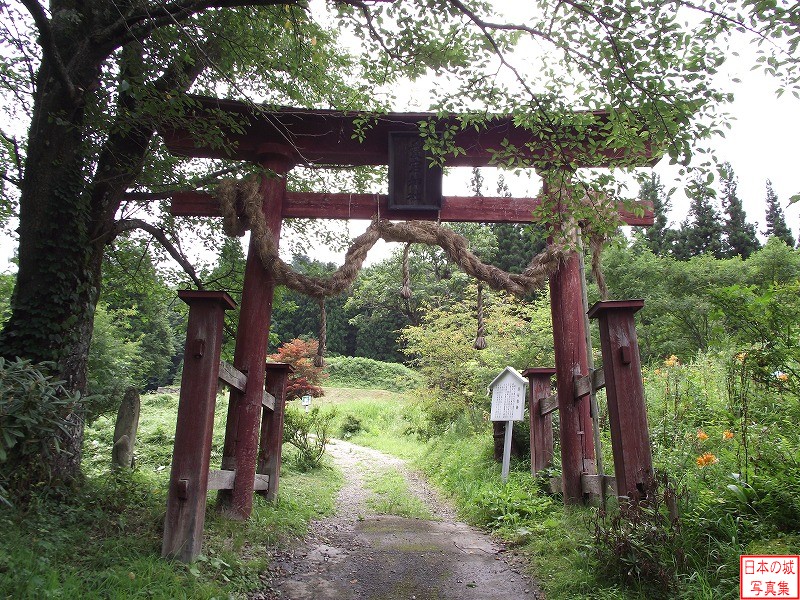鴫山城 大門 城跡への入り口に建つ愛宕神社鳥居