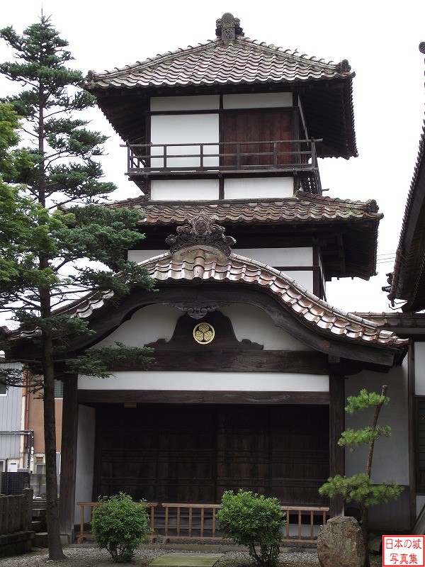 会津若松城 御三階 御三階。かつては本丸北東角に建てられていたが、今は市内の阿弥陀寺に移築されている。唐破風は本丸御殿の玄関の一部を移したもの。