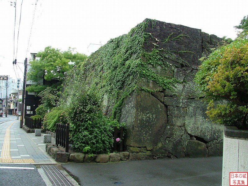 甲賀町口郭門跡の石垣。ここから内側が城内で、土塁が築かれ水堀がめぐらせれていた。