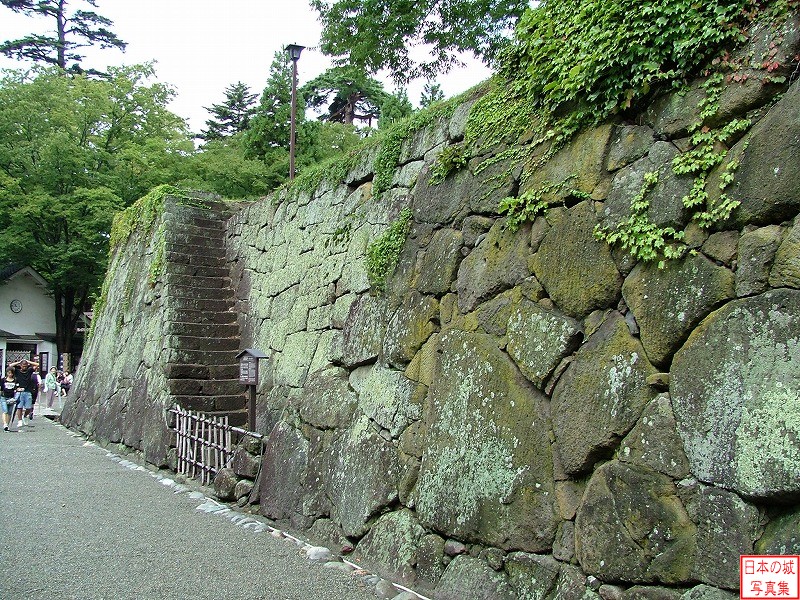 会津若松城 大手門 大手門石垣に登るために、V字型の階段である武者走りが設けられている