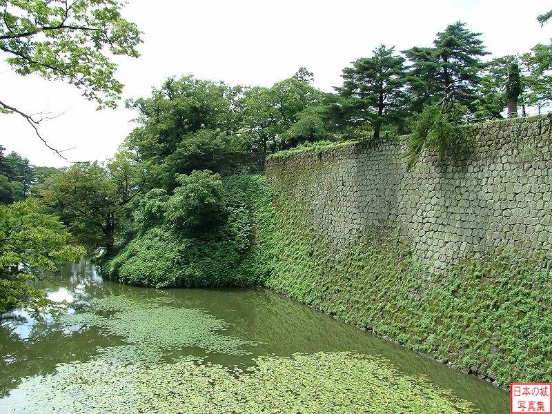 会津若松城 二の丸 廊下橋から見る本丸石垣