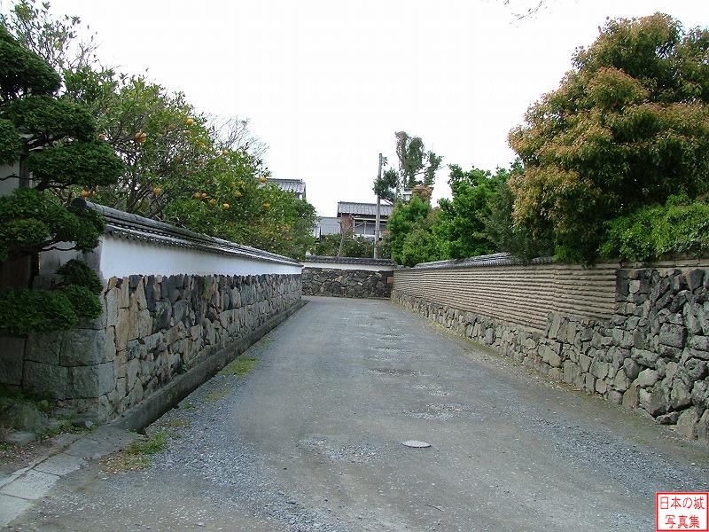 萩城 城下町(重臣屋敷等) 城下の道。今も民家の壁が石垣等で造られており、雰囲気が残る。