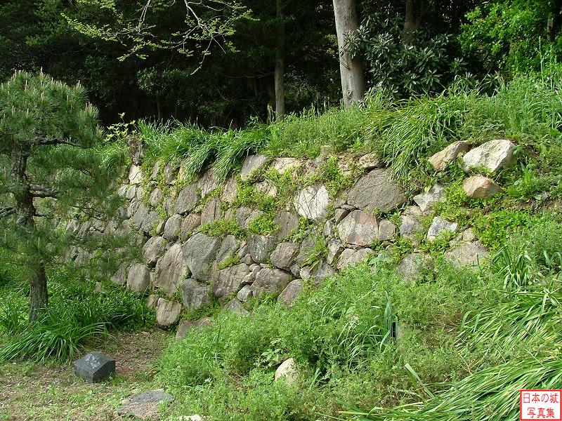 萩城 洞春寺跡方面 洞春寺跡の石垣。このあたりも指月山麓を守るための曲輪だったのだろう。