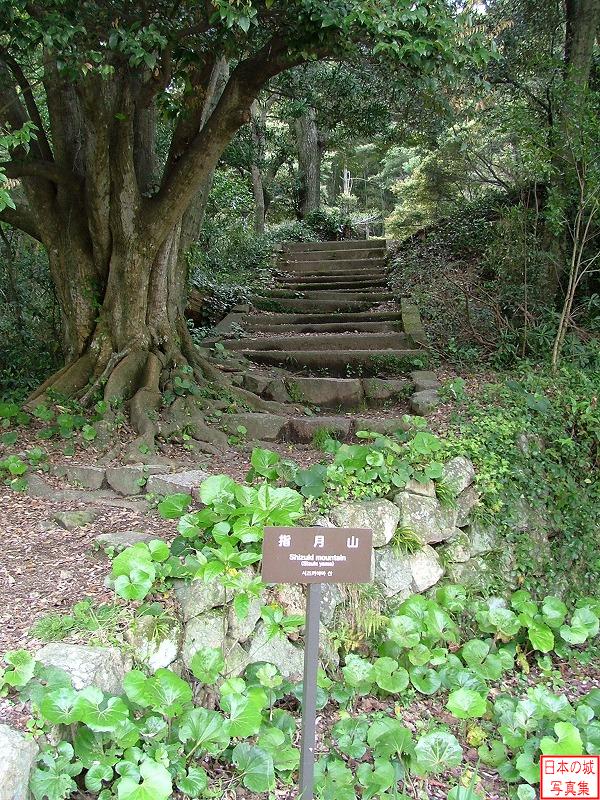 萩城 詰丸(二の丸) 指月山登山口。登山口は本丸の奥、天守台のそばにある。