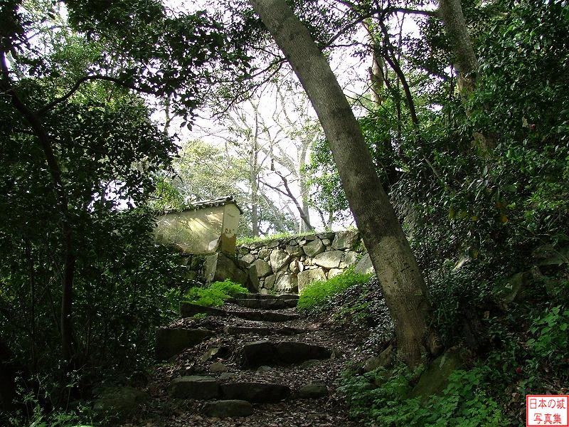 萩城 詰丸(二の丸) 山上の城郭部分への入口。入ったところが二の丸である。