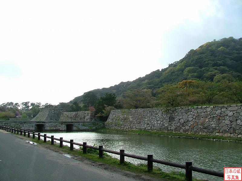萩城 本丸門跡 内堀と本丸石垣、本丸門跡前の土橋