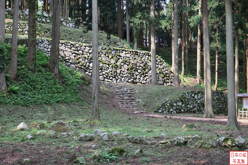 七尾城 調度丸 調度丸に入り左手には本丸へ進む道と、桜馬場の石垣が見える。