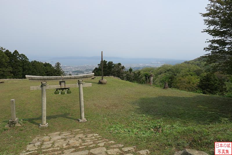 七尾城 本丸 城山神社から本丸を見下ろす。本丸は東西50m、南北40mの広さがある。七尾湾を見おろす絶景。