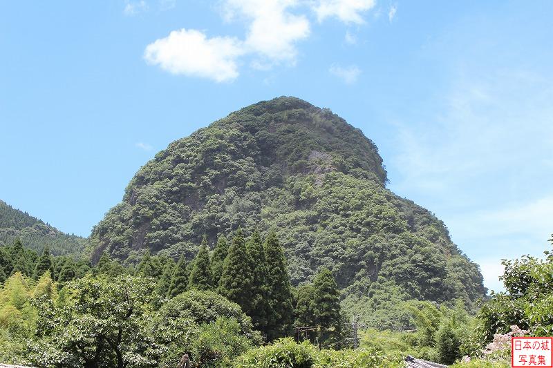 岩剣城 山麓 平松城の背後にある岩剣城。険しい山の上に城がある。
