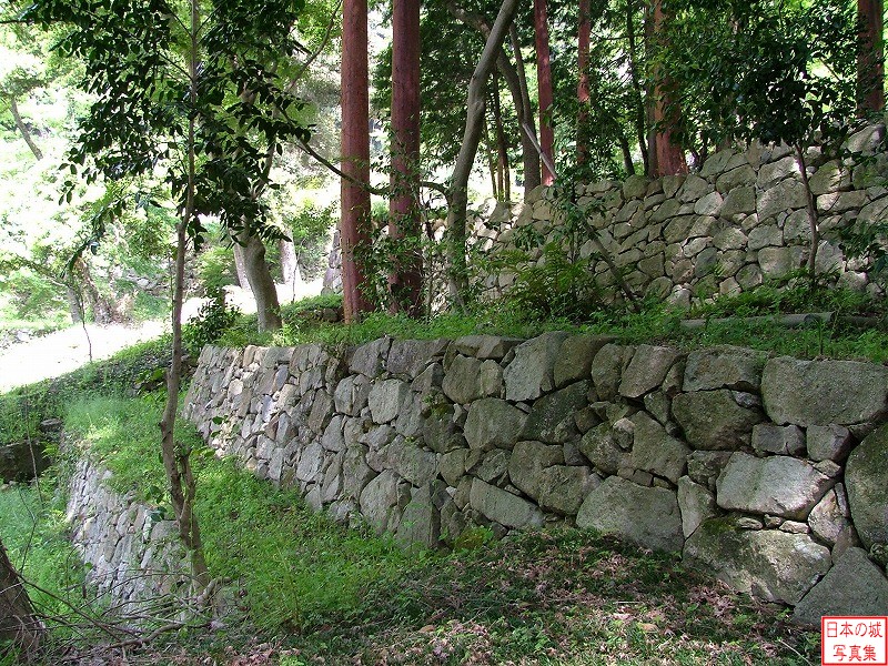 安土城 大手道右手下段曲輪 曲輪内の石垣。何段かの石垣が築かれている