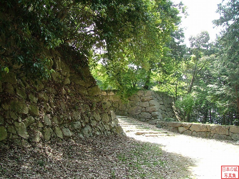 安土城 本丸西虎口 黒金門から本丸西虎口への道。この石垣に二の門が設けられていたと言う。