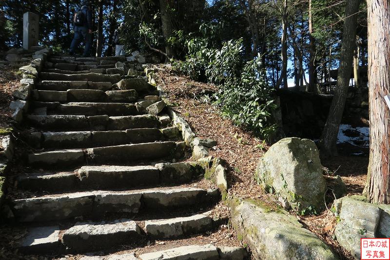 安土城 二の丸 二の丸へ通じる階段。安土城が機能していた時にはこの階段は無く、廟が設けられたときに造られたもの。