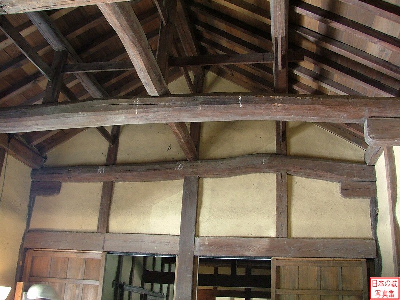彦根城 佐和口多聞櫓 佐和口多聞櫓の内部。柱には曲がった柱も用いている