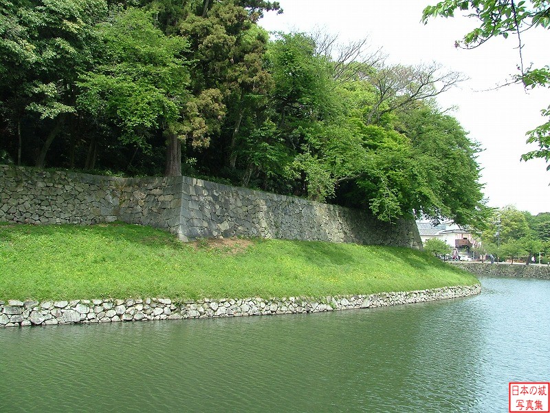 彦根城 大手門跡 大手門跡付近の内堀と城壁。城壁は水面部は石垣で、その上に土塁が築かれ、さらに上部が再度石垣となっている。