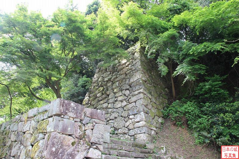 彦根城 登り石垣（表門付近） 表門付近の登り石垣を内側から
