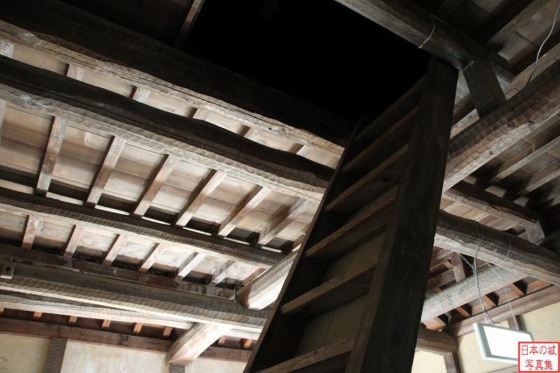 彦根城 天秤櫓・廊下橋 天秤櫓内部のようす。上の階への階段。