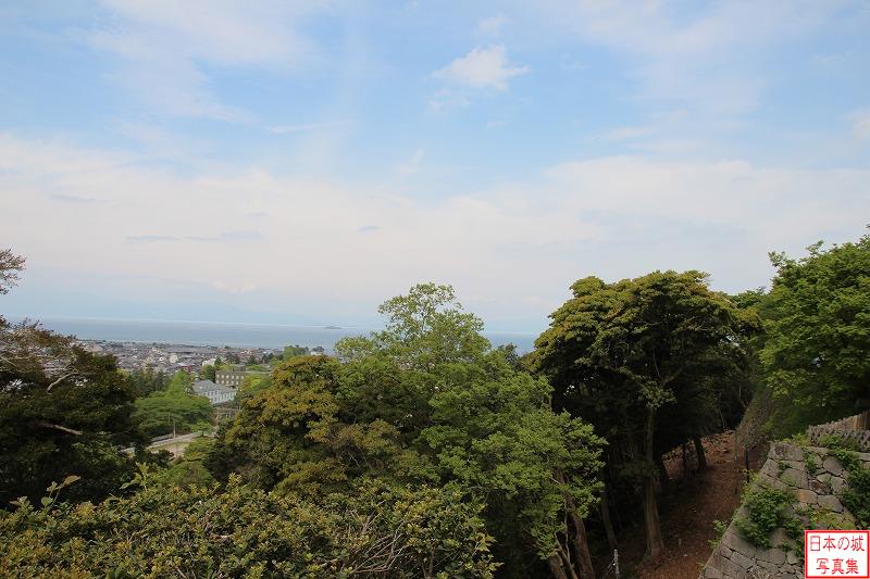 彦根城 本丸 本丸から西の丸石垣と琵琶湖が見える。