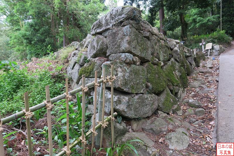 観音寺城 日吉神社 神社に至る道に石垣が見える。往時のものか。