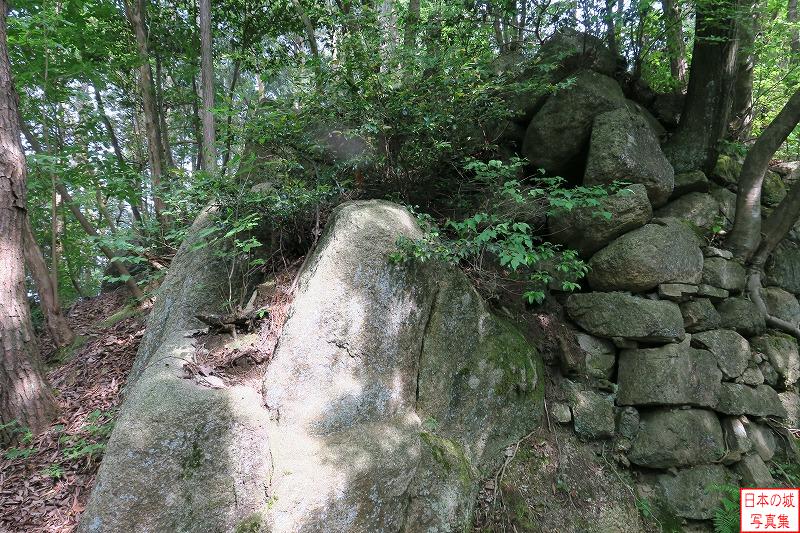 小堤城山城 堀切の北の曲輪 石垣は一部岩盤上に築かれている