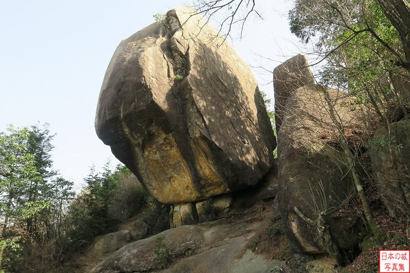 三雲城 八丈岩 絶妙なバランスを保ち、落ちそうで落ちない巨岩ということで、合格祈願などで多くの人が訪れる。巨石には六角氏の家紋が刻まれている
