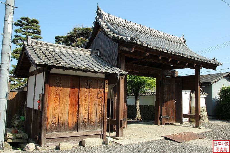 坂本城 移築城門（来迎寺山門） 内側から門と番所を見る