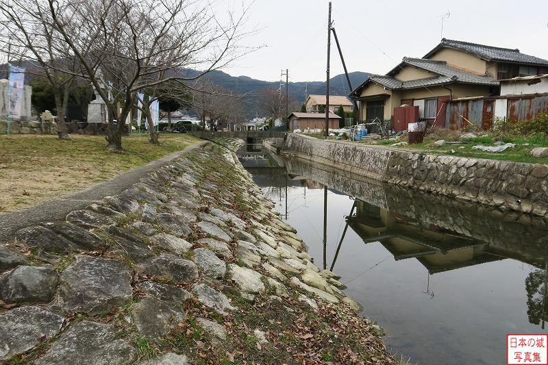 坂本城 城跡 公園脇を流れる小川。琵琶湖にはこのような小川が無数に流れ込む。かつては坂本城下を潤したのだろう