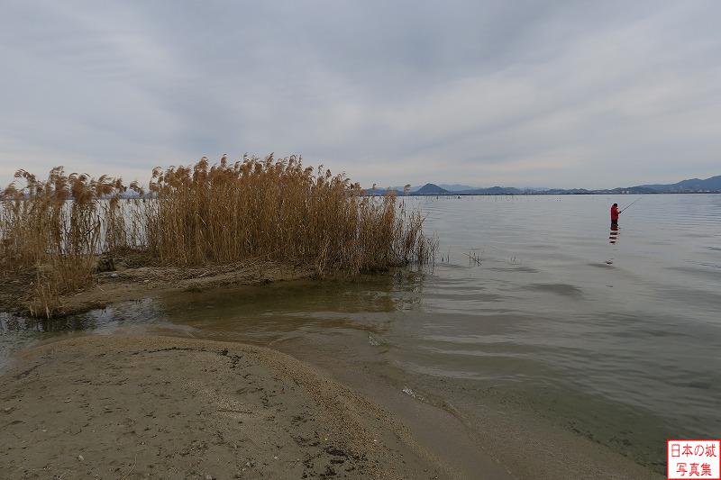 坂本城 城跡 琵琶湖を見る。釣り人が糸を垂れる