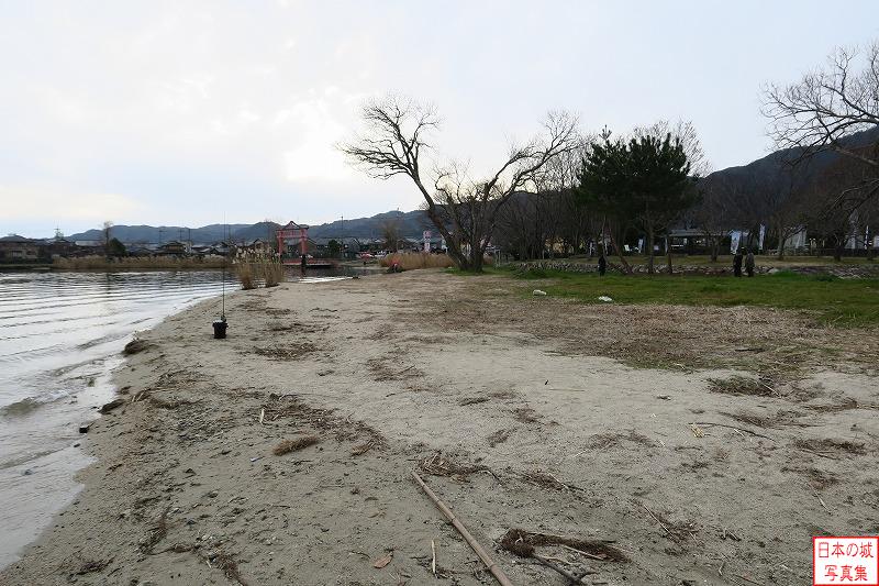 坂本城 城跡 琵琶湖の波が湖岸を洗う。琵琶湖程の大きさの湖になると、波も大きい