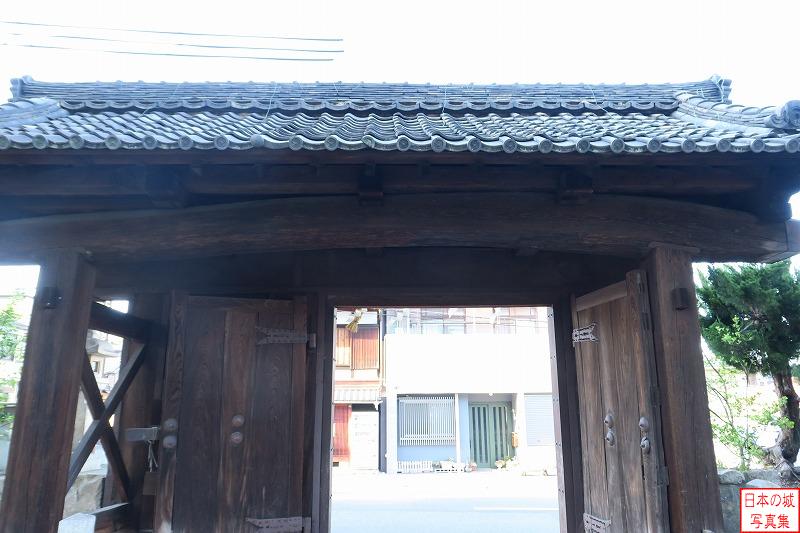 膳所城 移築城門（膳所神社北門） この門の最大の特徴は、この太く曲がった柱を用いていることだろう。木材の調達や加工よりも、戦に備えていち早く築城することを目的にしたのではないか。