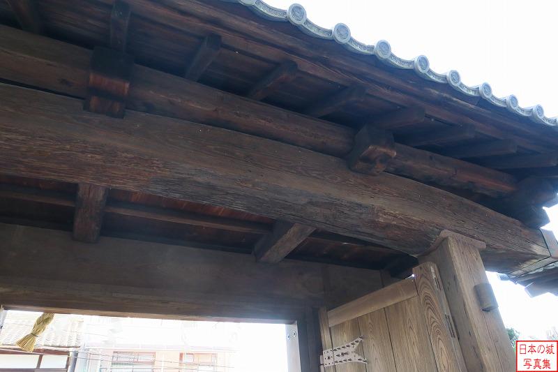 膳所城 移築城門（膳所神社北門） 太い曲がった柱が力強さを印象付ける