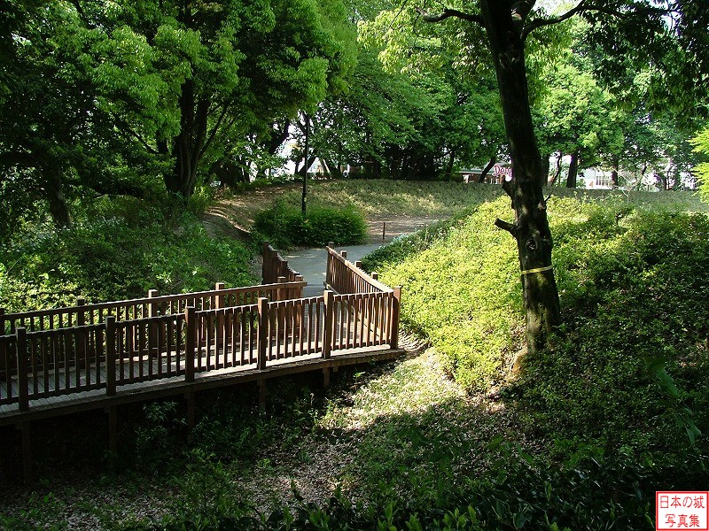 小牧山城 帯曲輪 虎口のようす。この虎口は小牧長久手の戦いの際に徳川家康が造ったもの。木橋は往時はなく、また堀もさらに深かった。