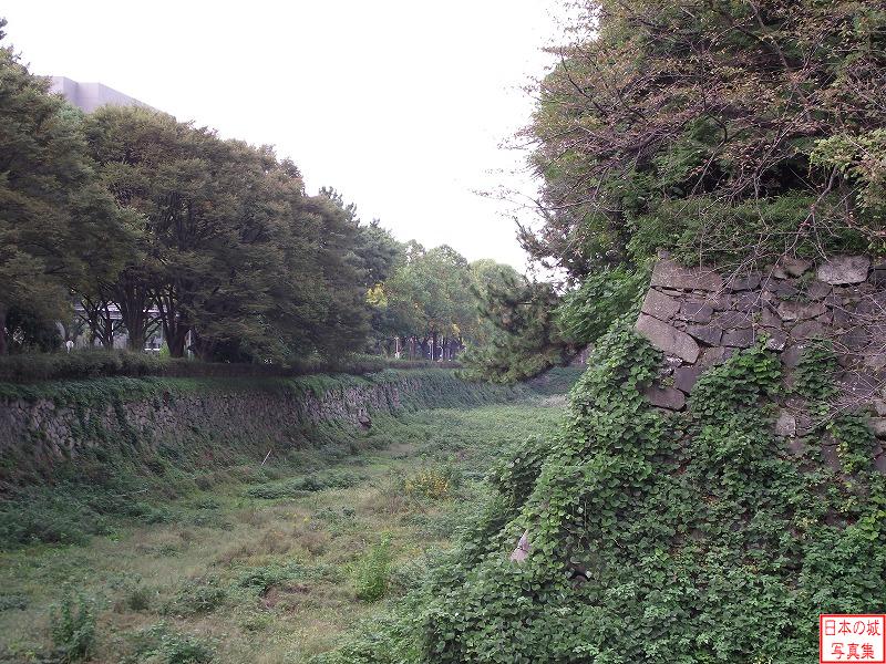 名古屋城 二之丸東門跡 外堀のようす(二之丸南東角付近から西側を見る)