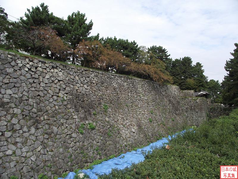 名古屋城 本丸東門 本丸東側の石垣。かつて本丸の外縁には多聞櫓が建てられていた。