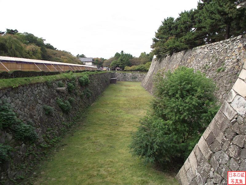 名古屋城 西之丸 西之丸と本丸を隔てる空堀。表門付近から西側を見る。