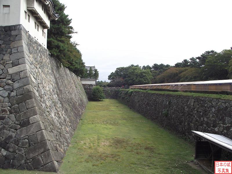 名古屋城 西之丸 西之丸と本丸を隔てる空堀。西南隅櫓付近から東側を見る。