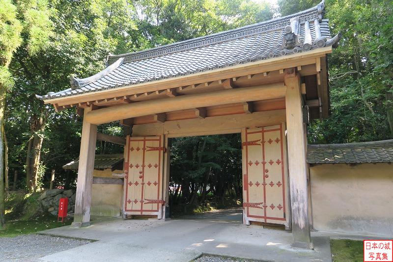 名古屋城 伝名古屋城三の丸清水門(妙興寺山門) 門を内側から見る。門扉の赤い金具が特徴的