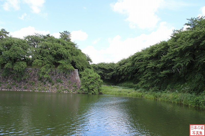 名古屋城 西之丸 巾下門跡付近から見る西の丸石垣。手前が水堀で、右奥が空堀となっている。