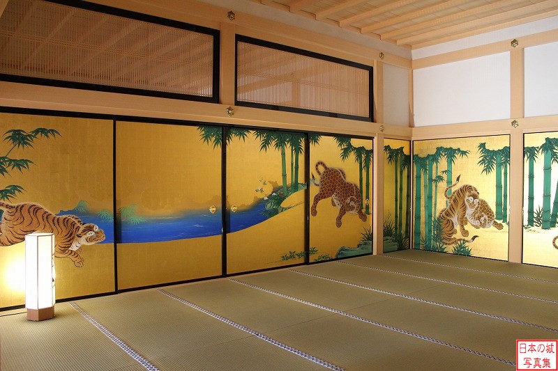 名古屋城 本丸御殿（玄関） 玄関の二之間。障壁画は狩野派の絵師の技法や素材を分析した復元模写が行われている。本丸御殿全体では1300面の障壁画が用いられていた。