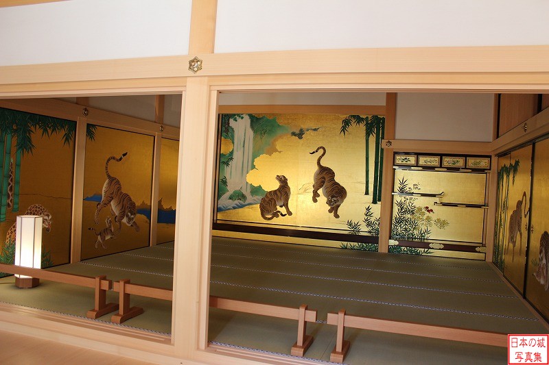 名古屋城 本丸御殿（玄関） 玄関の二之間。周囲の壁や襖には迫力のある虎が描かれている。障壁画は狩野派の絵師の技法や素材を分析した復元模写が行われている。