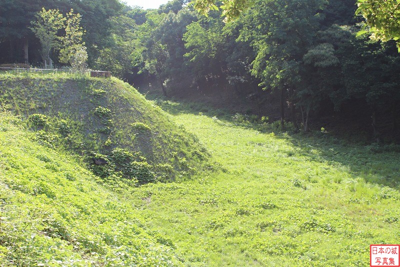 名古屋城 三の丸庭園 三の丸庭園付近の三の丸空堀。左側の土塁は城外側の土塁。