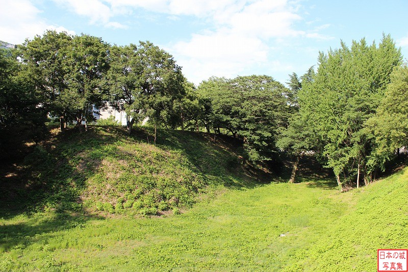名古屋城 三の丸庭園 三の丸庭園付近の三の丸空堀。見えるのは城内側の土塁。