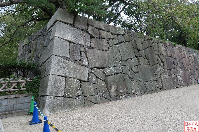 名古屋城 正門 正門を見て右手の石垣。石垣の中に正方形や長方形の大きな石が組み込まれているのが特徴