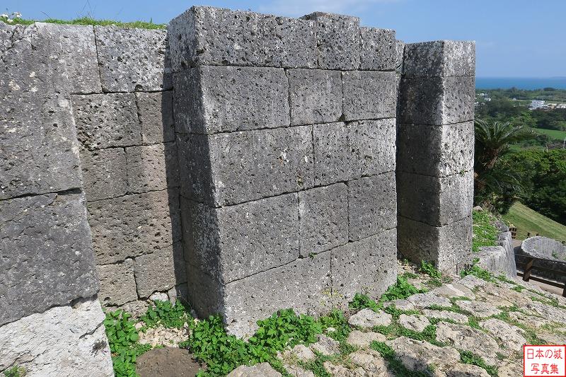 勝連城 三の郭虎口 虎口右手の石垣。門の部分の石垣は直線的で、二本筋が縦に入っている。往時は薬医門が建っていたのではと考えられる。