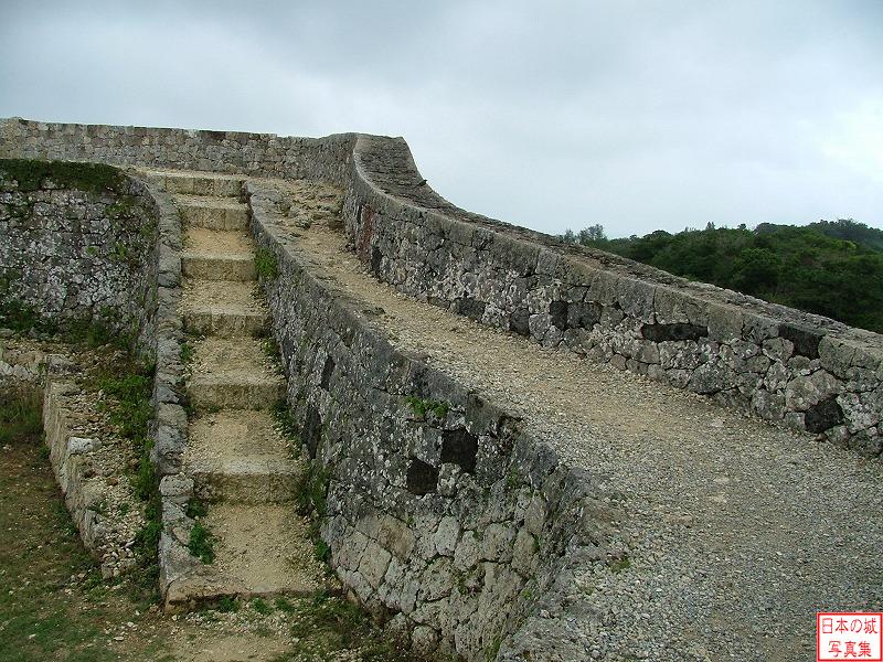 中城城 二の郭 二の郭の縁へ登る石段