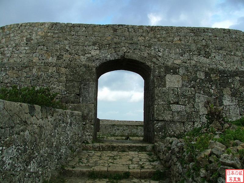 中城城 一の郭 二の郭からの門を一の郭から見る