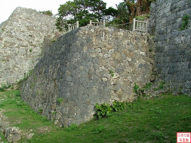 中城城 正門 南の郭から正門へ下りる石段の石垣